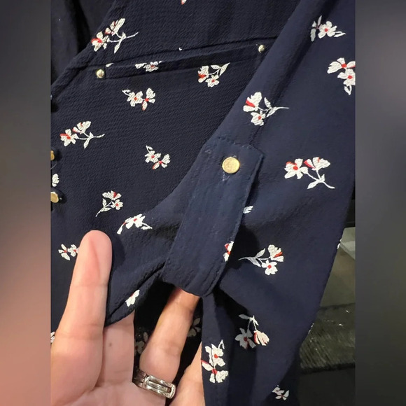 Tempted Blue floral top v neck with 3 metal buttons 3/4 sleeve Small Preowned - Picture 4 of 5